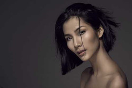 Mẫu 9X Hoàng Thuỳ đẹp mê hồn trong clip đầy ma mị