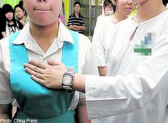 Trả lời sai, nữ sinh bị thầy 'khám ngực'