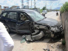 Xế hộp tự gây tai nạn, 2 người nhập viện