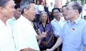 Chủ tịch Quốc hội tìm hiểu đời sống cử tri Hà Tĩnh