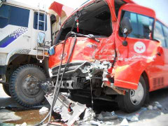 Tai nạn liên hoàn, xe khách bẹp rúm đầu trên QL 51