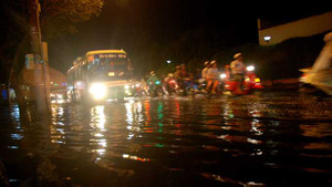 Đường phố biến thành sông, dân Sài Gòn be bờ tát nước