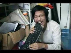 Sốc với chàng trai nhai bàn phím rau ráu