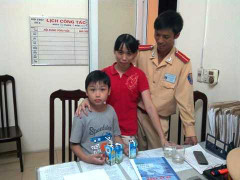 Hà Nội: CSGT 'tìm nhà' bé trai bị lạc khi đi siêu thị