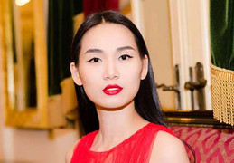 Tống Diệu Hằng da trắng như tuyết, môi đỏ tựa nhung