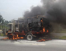 Xe tải bốc cháy dữ dội tại cao tốc Thăng Long - Nội Bài