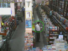 Clip: Chiêu trộm đồ cực độc ở hiệu sách