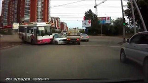 Clip: Mất lái, xe buýt gây tai nạn liên hoàn