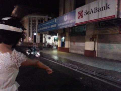 Hà Nội: Vờ mua hoa, 'phù phép' cướp ví tiền giữa phố