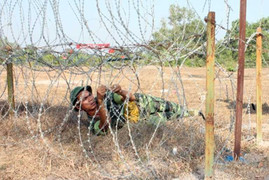 Ảnh: Xem học viên trinh sát vượt khe sâu, vách đứng