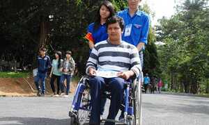 Chàng trai liệt 2 chân vượt gần 200km thi đại học