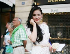 Lý Nhã Kỳ nổi bần bật tại Pháp, Lê Khanh là 'rau sạch'