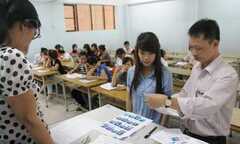 Sáng nay, sĩ tử làm thủ tục dự thi đại học đợt 1