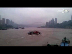 Clip: Xà lan bị 'nuốt chửng' trong nước xiết