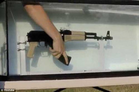 Xem súng AK huyền thoại khai hoả dưới nước