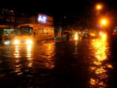 Mưa lớn, phố phường Sài Gòn chìm trong biển nước
