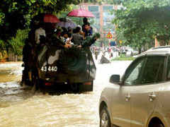 Video: Quân đội điều xe thiết giáp đưa thí sinh thi ĐH