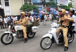 Hà Nội: CSGT làm 'xe ôm' giúp thí sinh nghèo