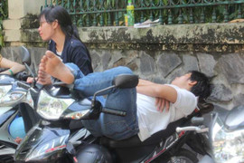 Ảnh: Phụ huynh vạ vật đồng hành sĩ tử vượt 'vũ môn'