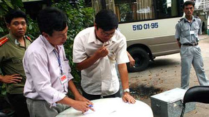 Thuê phà 100 tấn chở bài thi qua sông Hậu