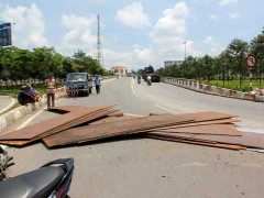 Xe cẩu đánh rơi hàng chục tấm sắt án ngữ QL1A