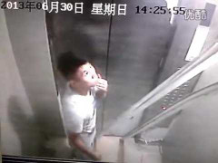 Clip: Mắc kẹt trong thang máy vì chuyển hàng quá cỡ