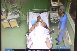 Clip: Bác sĩ đánh đập bệnh nhân vừa phẫu thuật