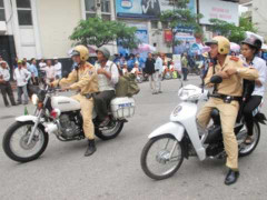 CSGT sửa xe, đổ xăng cho sĩ tử đi thi đại học