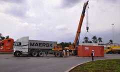 Container văng xuống đường, hàng trăm người khiếp vía