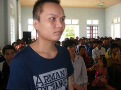 Bi hài 2 tay 4 súng vào ngân hàng cướp 200 ngàn đồng