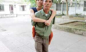 Nữ sinh xinh xắn đến trường thi trên vai cha