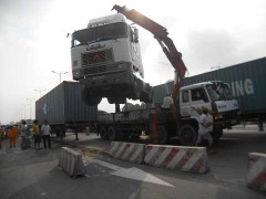 Xe container mất lái 'đại náo' xa lộ Hà Nội