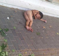 Đắng lòng cha dắt con gái trần truồng ăn xin trên phố