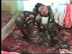 'Khiêu vũ' cùng hàng chục con rắn hổ mang