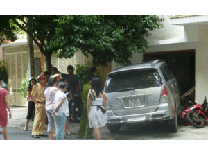 Ô tô leo lên đường, tông sập phòng ngủ nhà dân