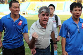 Trái lời vợ, HLV đội bầu Thắng trả giá đắt