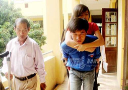 Sinh viên tình nguyện cõng sĩ tử đến trường thi