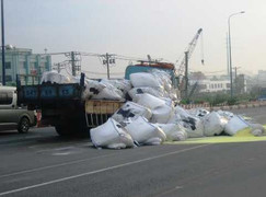 Xe chở hàng 'tuôn' xối xả, người đi đường hoảng loạn