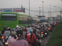 Quốc lộ 1A kẹt cứng, sĩ tử mướt mồ hôi về Sài Gòn