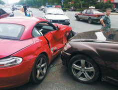 Cha con lái siêu xe đâm nhau như phim hành động