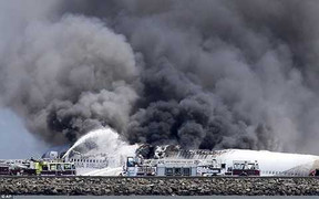 Tranh cãi nguyên nhân cháy máy bay chở 300 người