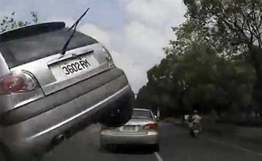 Clip: Hãi hùng ô tô 'bay' thẳng vào xe ngược chiều