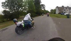 Clip: Ngồi sau mô tô 'khủng', người đẹp gặp sự cố