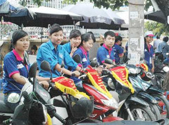 ‘Bóng hồng’ xinh xắn của đội xe ôm miễn phí