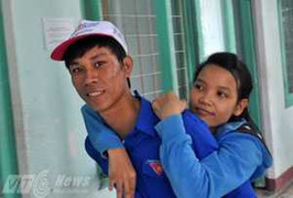 Nữ sinh 12 năm đến trường trên lưng cha