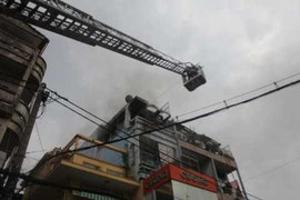 Cháy cửa hàng trang trí nội thất, khu dân cư náo loạn