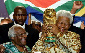 Nelson Mandela: Hòa giải dân tộc bằng bóng đá ngục tù