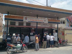 Hà Nội: Hàng chục xe máy hỏng sau khi đổ xăng