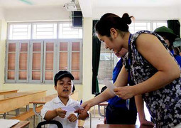 Nữ sinh cao 1m trốn nhà thi đại học