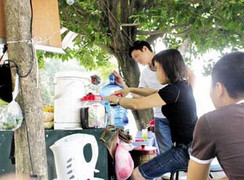 Sởn gai ốc với độc dược ngọt ngào từ hè phố